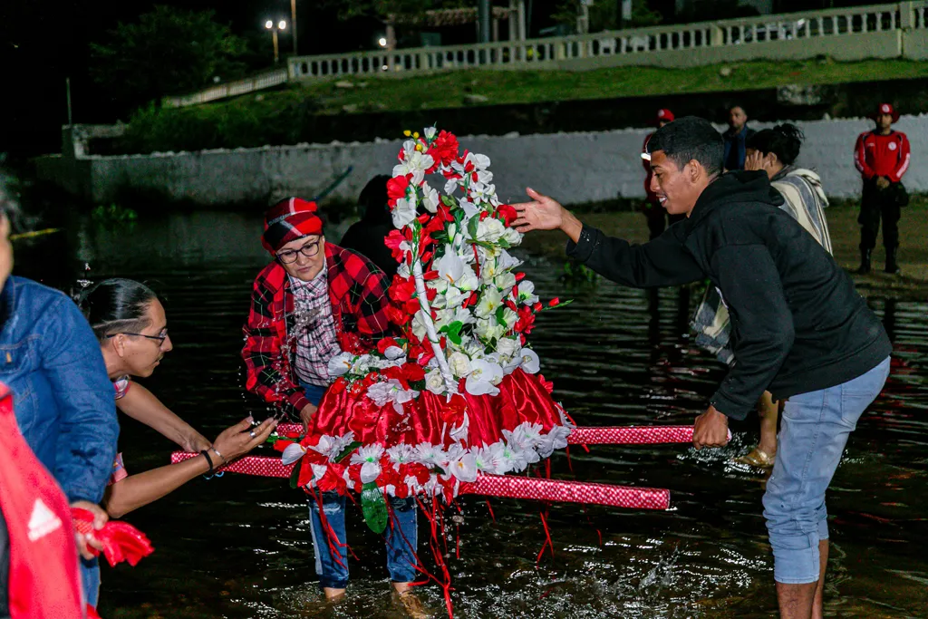 Banho de São João reúne multidão às margens do rio Paraguai e celebra 140 anos de fé e tradição 4 Fotos 4