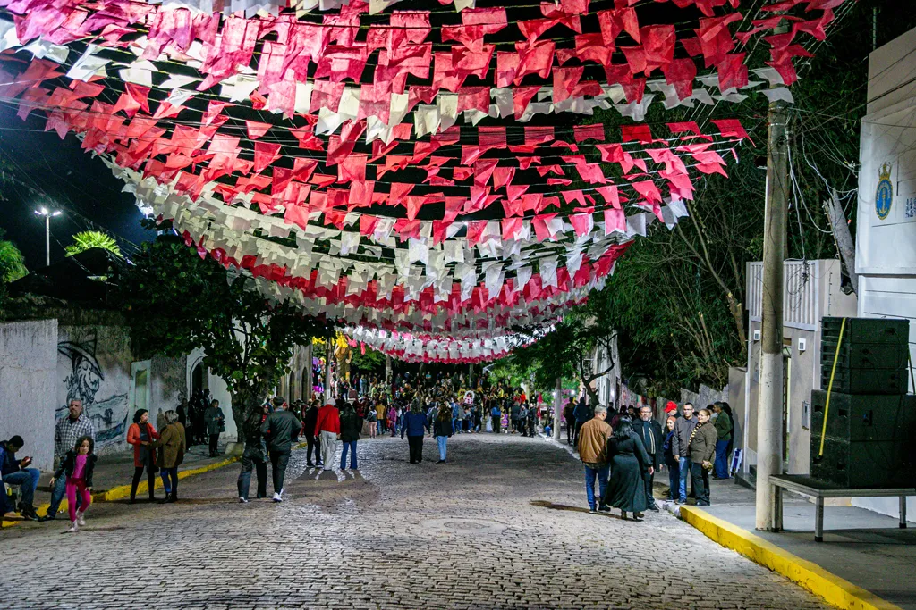 Banho de São João reúne multidão às margens do rio Paraguai e celebra 140 anos de fé e tradição 3 Fotos 5