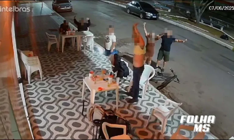 Homem com tornozeleira invade pizzaria, ameaça família com faca e é preso em Ladário