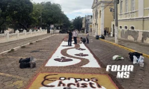 Leia mais sobre o artigo Fiéis transformam ruas de Corumbá com tapetes de Corpus Christi