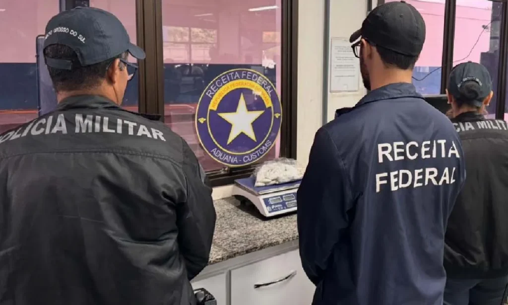 Receita Federal e PM apreendem cocaína com passageira boliviana em táxi na fronteira 2 Droga encontrada com passageira boliviana