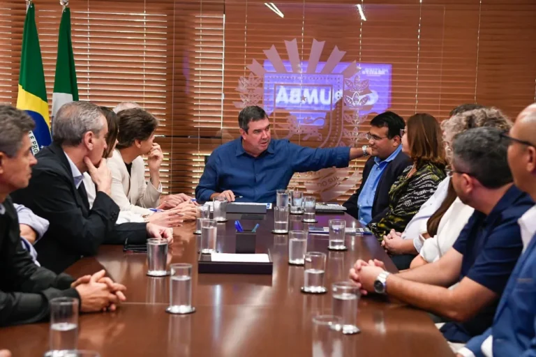 Prefeito de Corumbá define drenagem e pavimentação como prioridade em encontro com Riedel