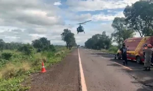 Leia mais sobre o artigo Helicóptero da Sejusp resgata criança após acidente entre ônibus e carreta na BR-262 | vídeo