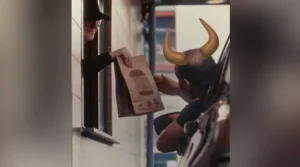 Leia mais sobre o artigo Burger King lança promoção “Corno Drive-Thru” para o Dia dos Namorados