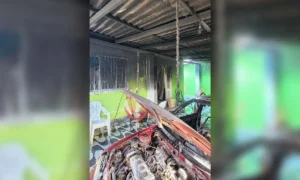 Leia mais sobre o artigo Fogo atinge carro estacionado em garagem de casa no bairro Aeroporto
