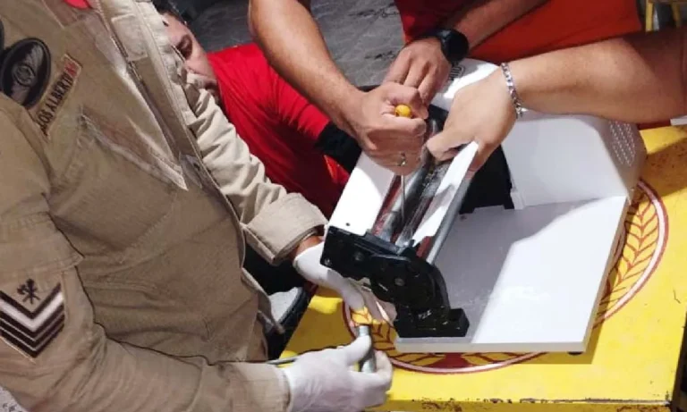 dedos esmagados em cilindro de pastel