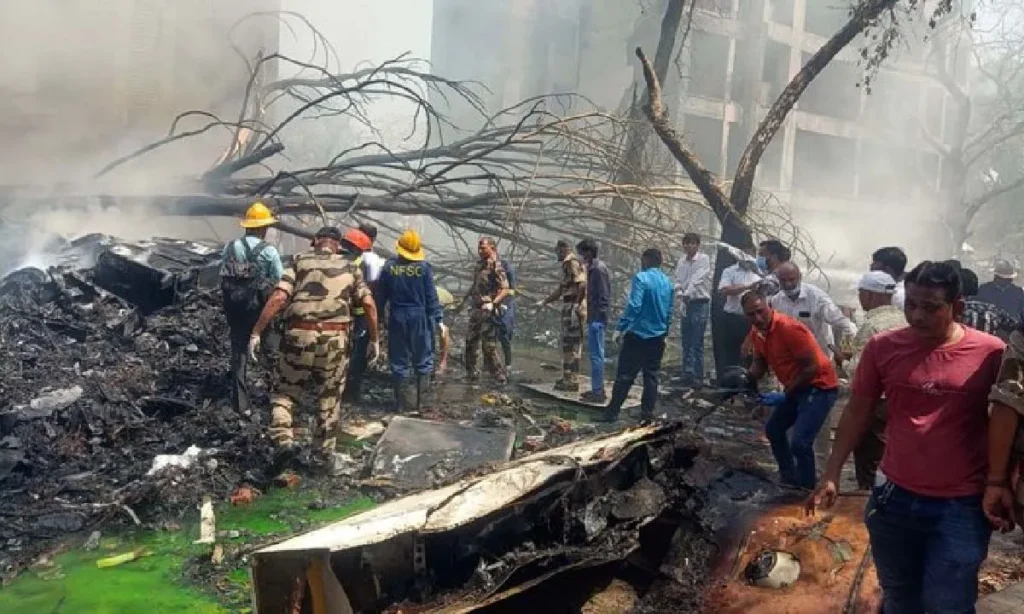 Acidente aéreo: Boeing cai em bairro residencial minutos após decolagem na Índia 2 queda aviao na india2 acidente aéreo