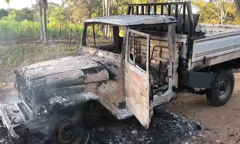 Incêndio destrói dois veículos