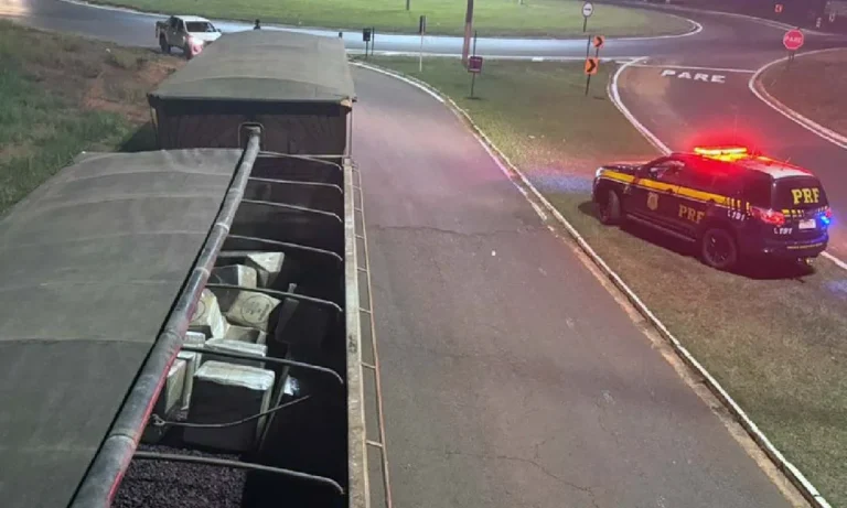 PRF encontra 2 toneladas de maconha escondidas sobre carga de minério em MS