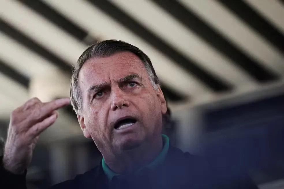 Leia mais sobre o artigo Bolsonaro usará tornozeleira eletrônica e terá redes sociais bloqueadas, decide STF
