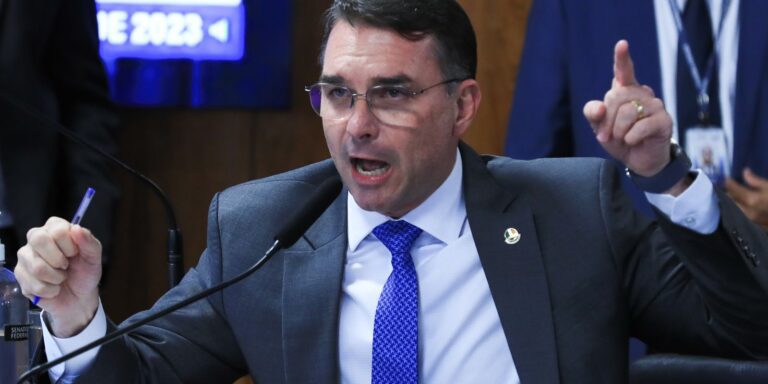 Flávio Bolsonaro critica reajuste do Bolsa Família e diz que medida é ilegal