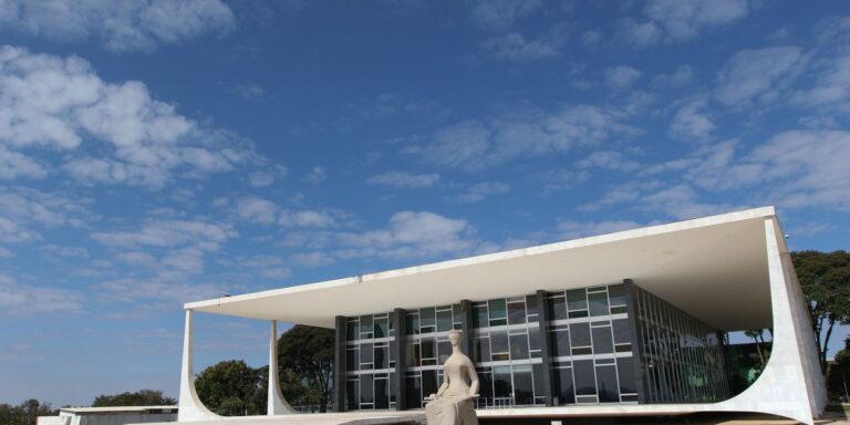 Moraes abre apuração sobre insider trading antes de tarifaço de Trump