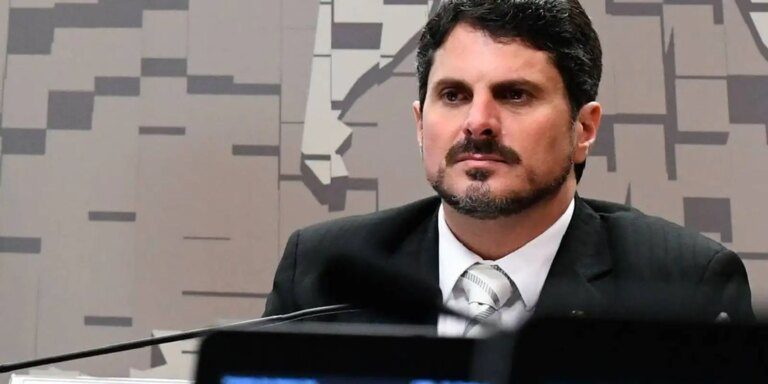 Moraes determina bloqueio de contas do senador Marcos do Val