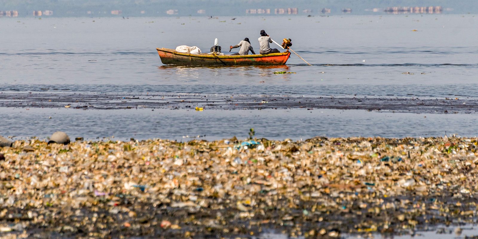 Pescadores tiram 46 toneladas de lixo em baias de Guanabara
