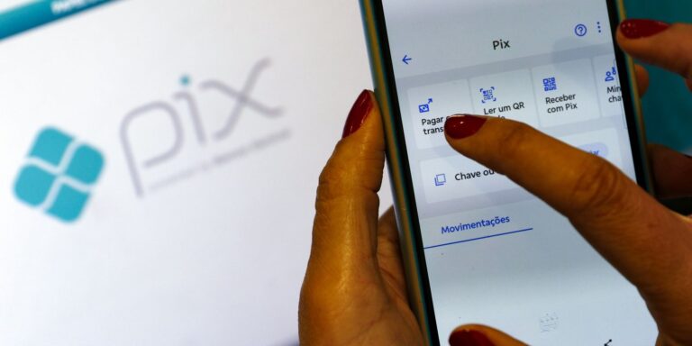 Vencedor do prêmio Nobel publica artigo com elogios ao PIX brasileiro