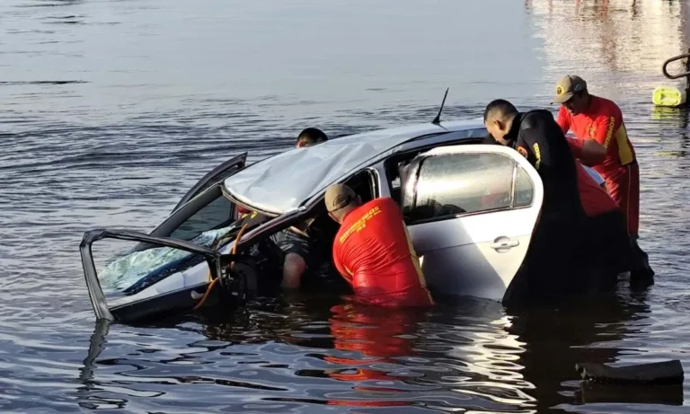 carro cair no Rio Paraguai