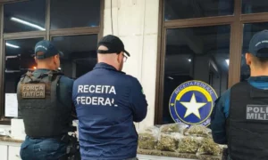 Leia mais sobre o artigo Passageiro de táxi clandestino é flagrado com 9 kg de skunk na fronteira com a Bolívia