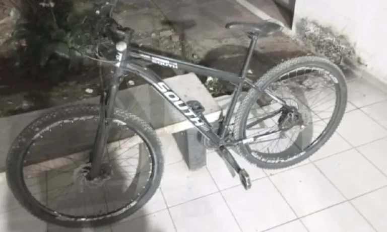 Polícia Militar recupera bicicleta roubada poucos minutos após o crime no bairro Aeroporto, em Corumbá. Ação rápida evitou prejuízo à vítima.