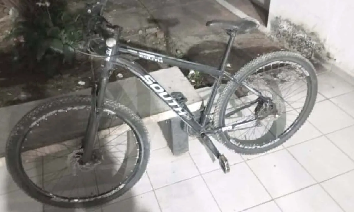 Folha MS - Notícias de Corumbá, Ladário e todo Estado de Mato Grosso do Sul 25 Polícia Militar recupera bicicleta roubada poucos minutos após o crime no bairro Aeroporto, em Corumbá. Ação rápida evitou prejuízo à vítima.
