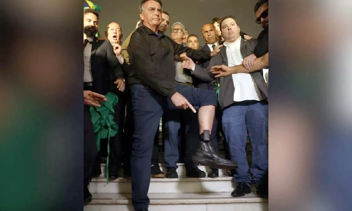 Bolsonaro mostra tornozeleira eletrônica