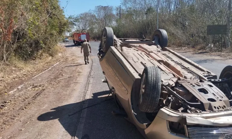 Motorista fica ferido após capotamento na Rodovia Ramon Gomes, em Corumbá, segundo o Corpo de Bombeiros.