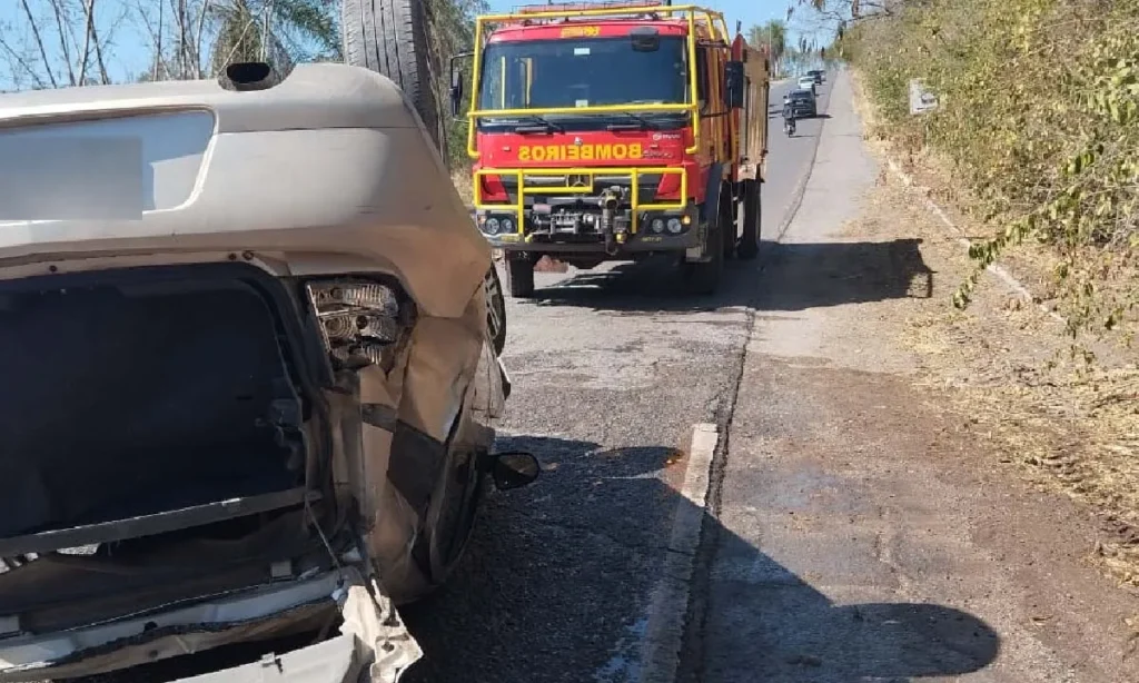 Motorista fica ferido após capotamento na Rodovia Ramon Gomes, em Corumbá 2 capotamento2 Rodovia Ramon Gomes