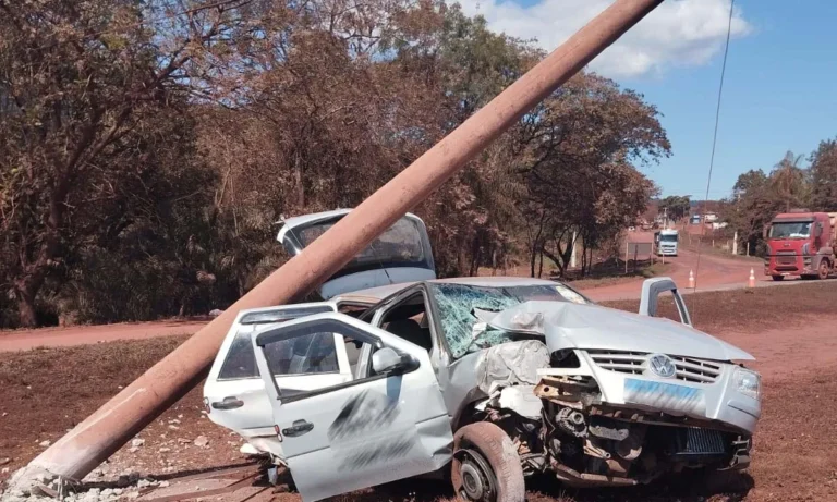 Acidente na BR-262 em Corumbá envolve colisão com poste; motorista recusou atendimento hospitalar.