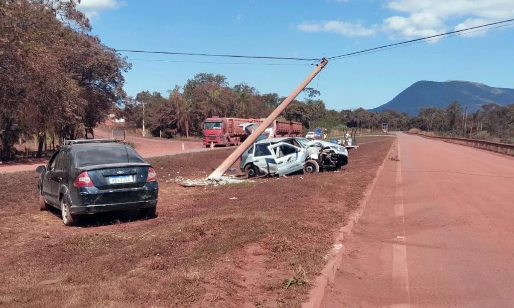 Acidente na BR-262 em Corumbá envolve colisão com poste; motorista recusou atendimento hospitalar.
