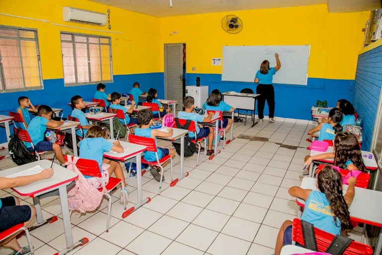 Professores da rede municipal de Corumbá podem se inscrever até 11 de julho para atuar no programa de alfabetização infantil e receber bolsa mensal de R$ 1.200.