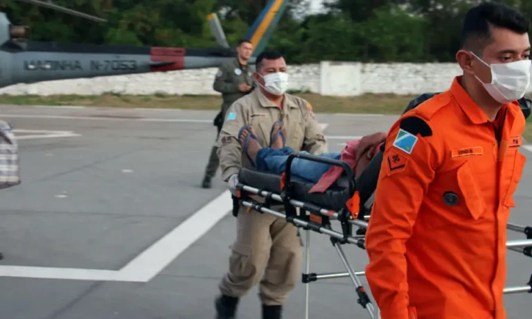 Marinha realiza resgate aéreo de idosa no Pantanal de MS com apoio médico e helicóptero militar