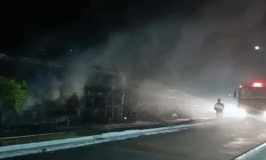Leia mais sobre o artigo Bombeiros utilizaram 30 mil litros de água para conter incêndio em ônibus de turismo em Corumbá