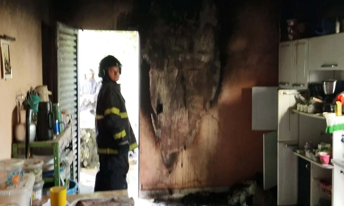 No momento, você está visualizando Incêndio atinge cozinha de residência em Corumbá e mobiliza Corpo de Bombeiros