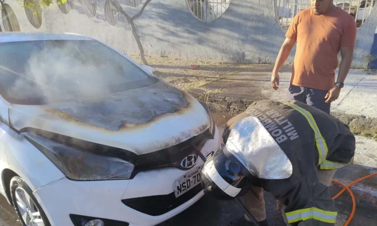 Incêndio em veículo HB20 em Corumbá é controlado pelo Corpo de Bombeiros, que evitou danos maiores ao motor.