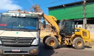 Leia mais sobre o artigo Prefeitura limpa área usada para descarte irregular de lixo no centro de Corumbá