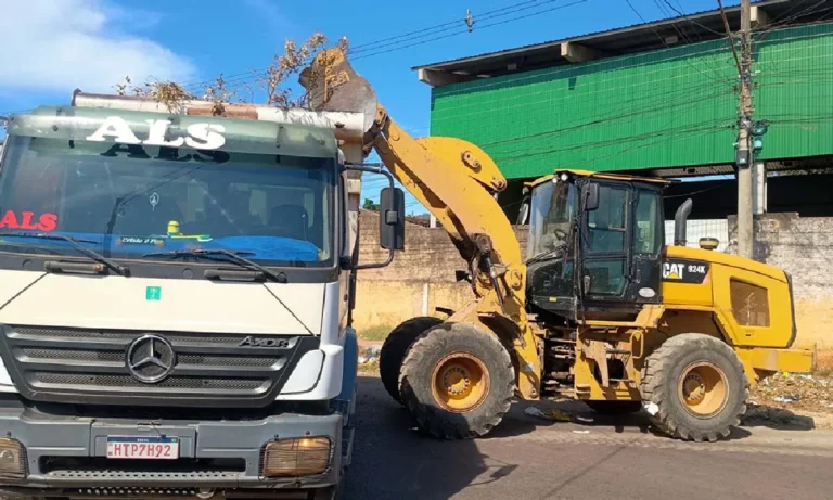 Prefeitura limpa área usada para descarte irregular de lixo no centro de Corumbá