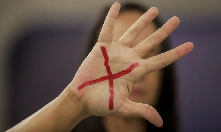 Mortes violentas intencionais caem 5,4% no Brasil em 2024; feminicídios batem recorde