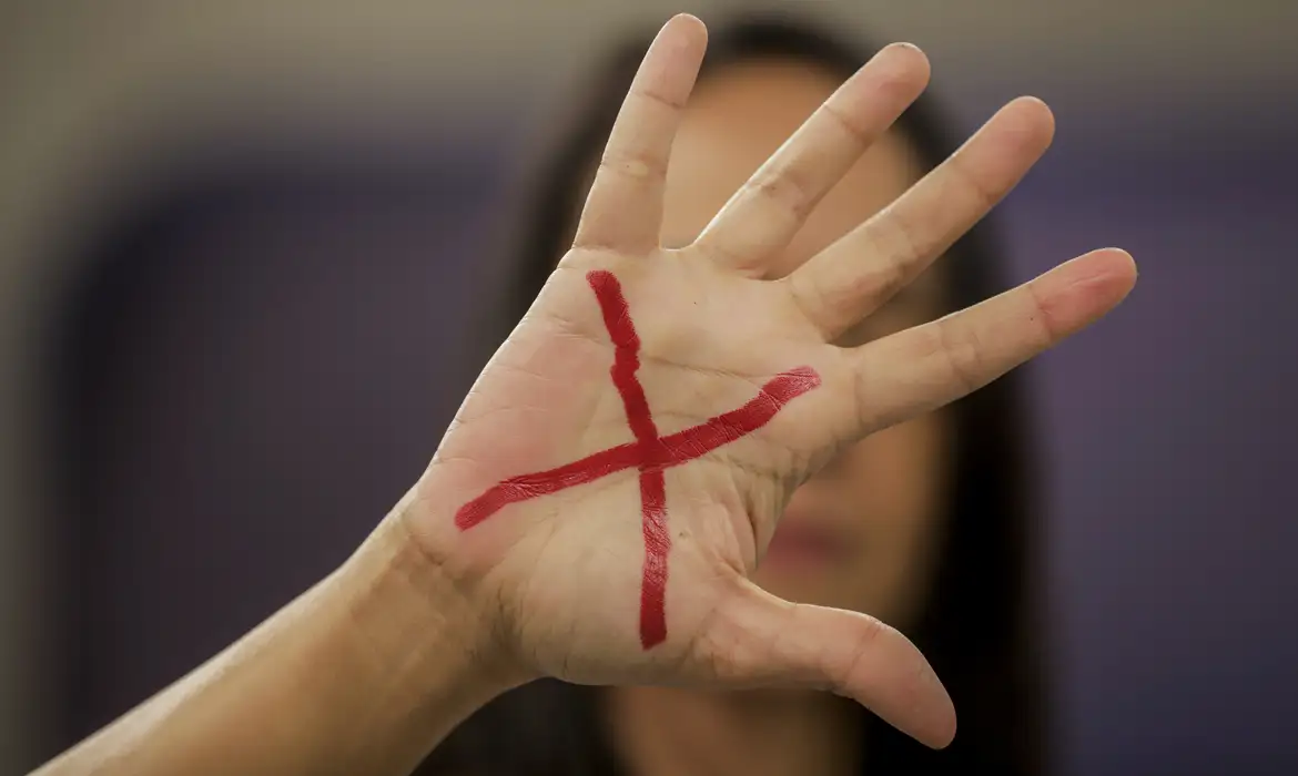 No momento, você está visualizando Mortes violentas intencionais caem 5,4% no Brasil em 2024; feminicídios batem recorde