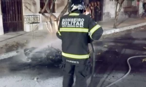 Leia mais sobre o artigo Motocicleta pega fogo no Centro de Corumbá e proprietário suspeita de crime