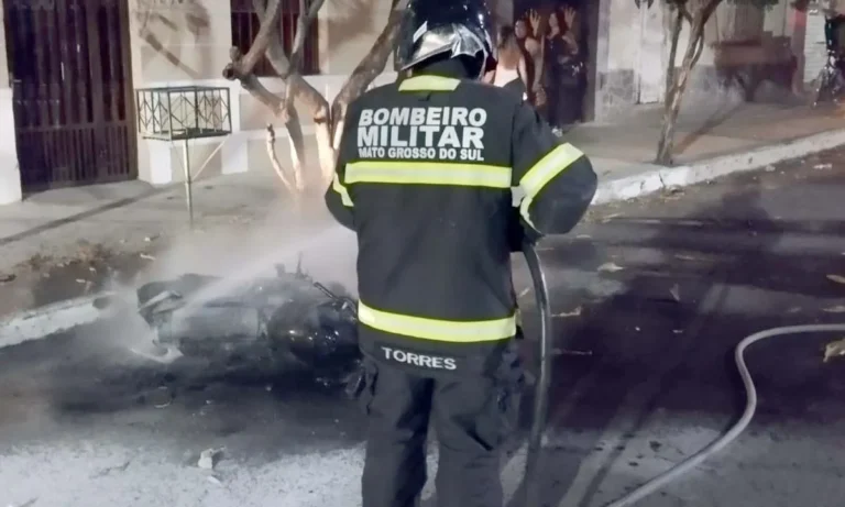Motocicleta pega fogo no centro de Corumbá; Corpo de Bombeiros controla as chamas e dono suspeita de ato criminoso.