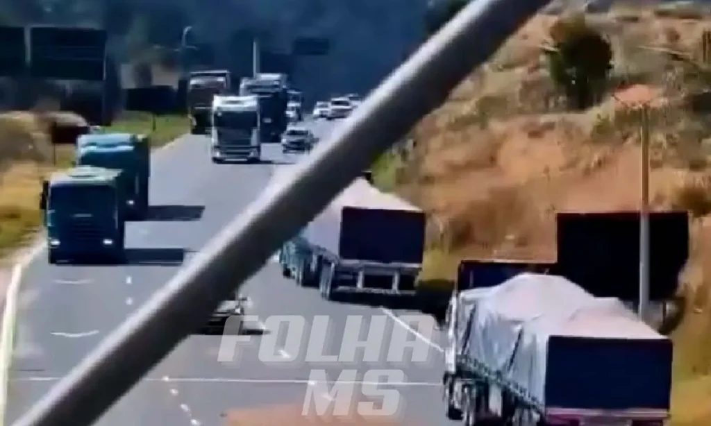 Caminhoneiros bolivianos são flagrados bêbados dirigindo na contramão da BR-277 1 Caminhoneiros bolivianos bêbados são flagrados na contramão da BR-277 e levados à delegacia