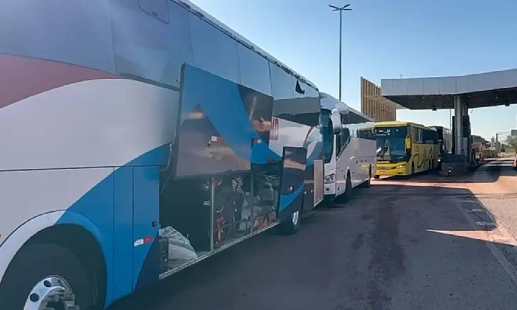 Operação flagra ônibus clandestinos com drogas e mercadorias na BR-262 2 onibus ônibus clandestinos
