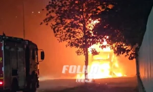 Leia mais sobre o artigo Incêndio destrói ônibus de turismo e causa explosões no centro de Corumbá
