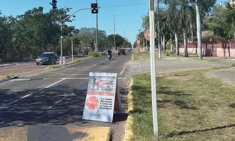 Novo semáforo do Corpo de Bombeiros de Corumbá interrompe trânsito por 1 minuto em saídas de emergência.
