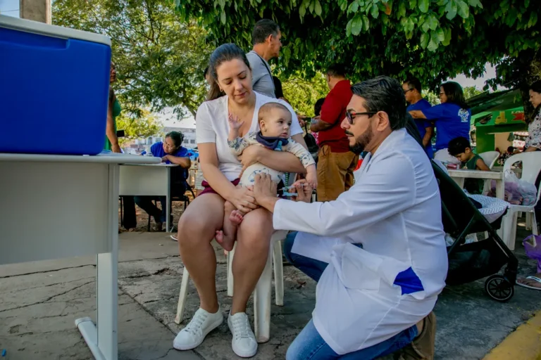 Vacinação contra o sarampo é ampliada em Corumbá com ações em escolas e feira livre