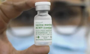 Leia mais sobre o artigo Vacina ACWY passa a ser aplicada aos 12 meses no SUS; entenda nova regra contra meningite