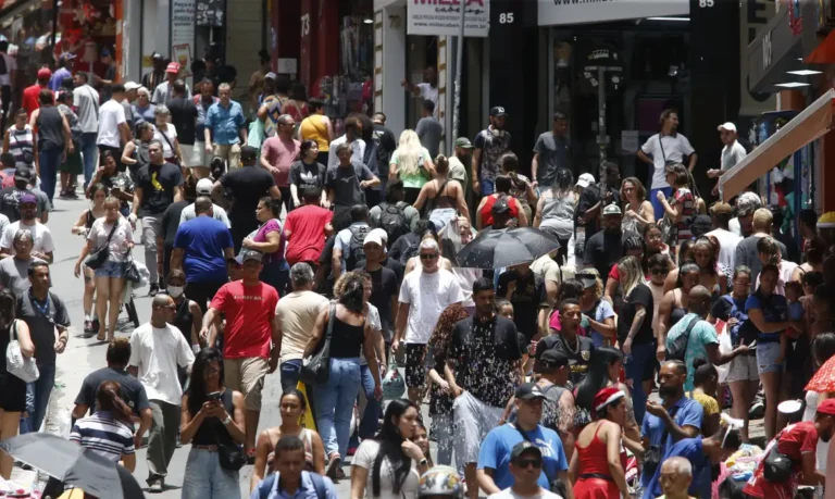 População do Brasil chega a 213,4 milhões em 2025, aponta IBGE