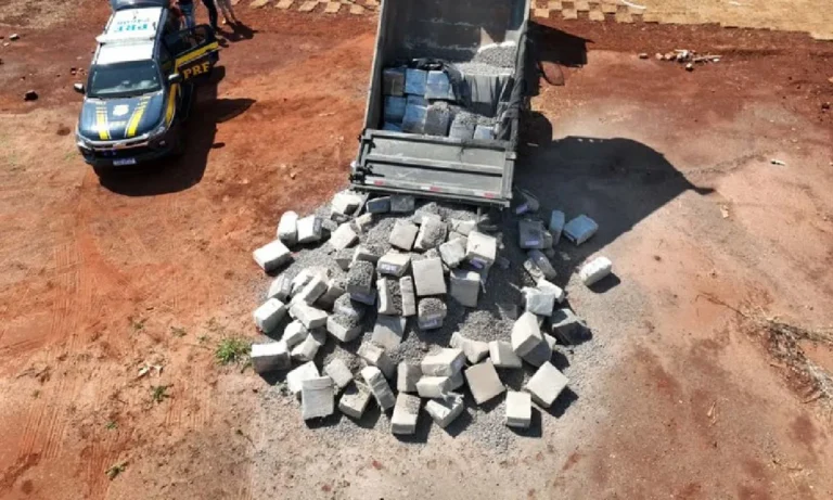 PRF apreende 6.160 kg de maconha escondida sob brita em caminhão em Dourados