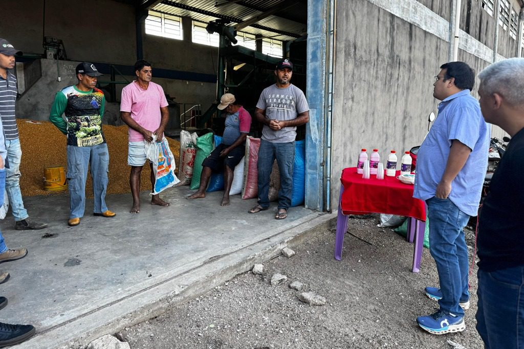 Foto Divulgacao Prefeito no Assentamento 14