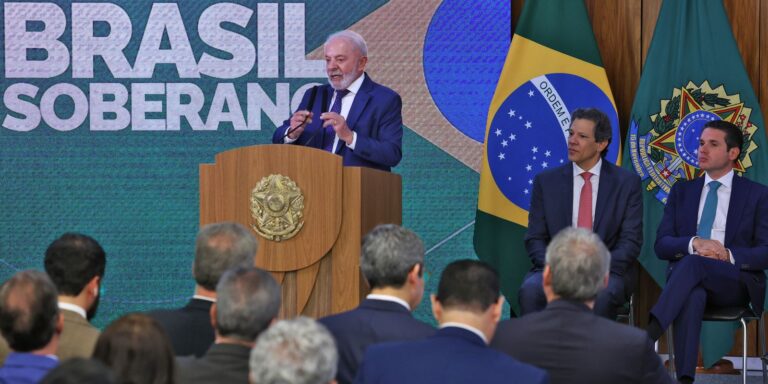 Governo anuncia R$ 30 bi em crédito para setores afetados por tarifaço