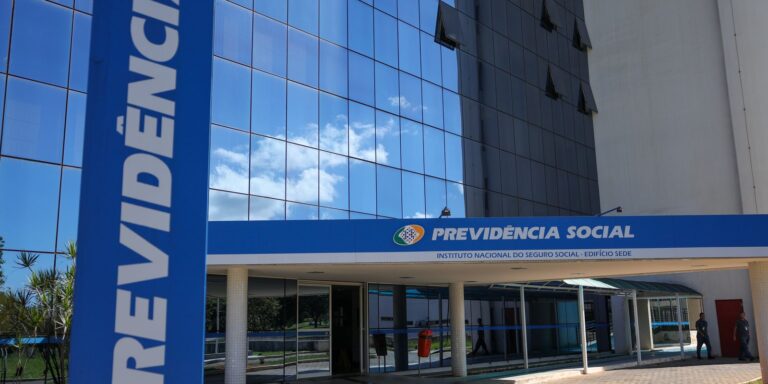 INSS: Senado aprova bônus para servidor acelerar análise de benefícios